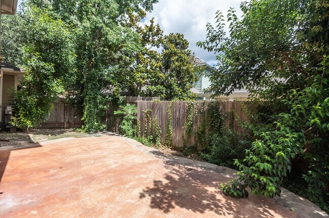 Building Photo - Spacious, Two Story, South Austin Condo!
