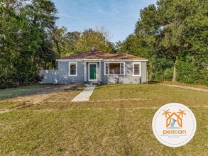 Building Photo - Cozy 2 Bedroom House with Large Yard in Pe...