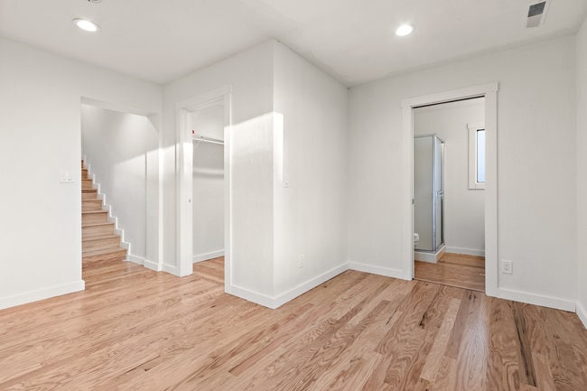 Lower floor ensuite walk-in closet, bath entry - 3600 Klamath St