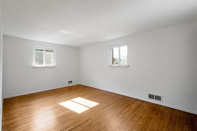 Building Photo - AVAILABLE NOW – Move In Today! NEWLY RENOV...
