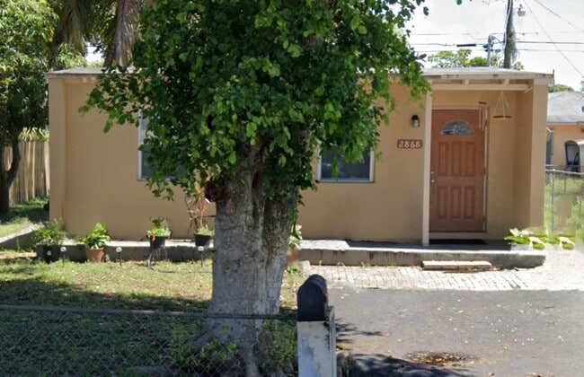 Building Photo - Nice 2-1 house with central air