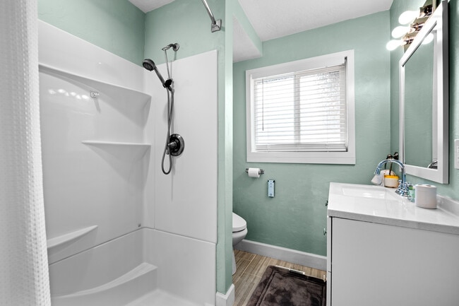 Building Photo - 428 Edwards Ave