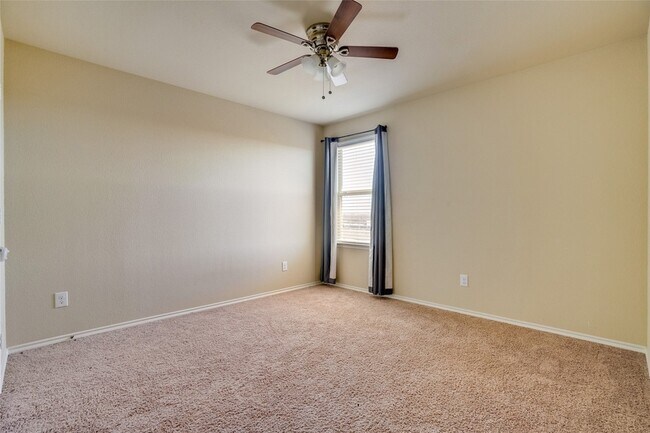 Building Photo - 301 Plum Dr