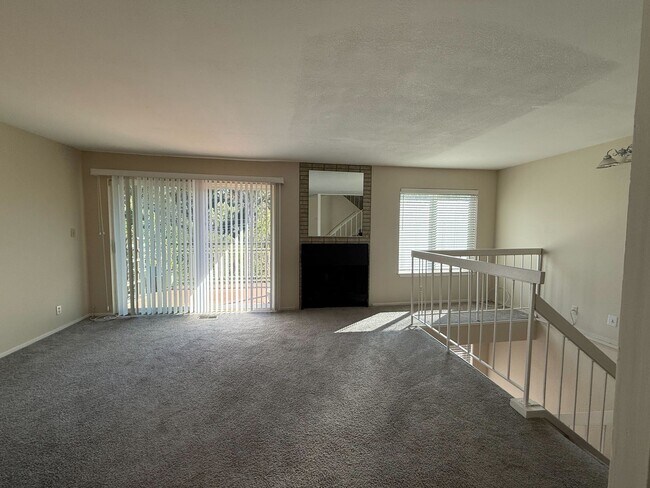 Building Photo - 3 Bed 2.5 Bath Available NOW!!! 2 Car Gara...