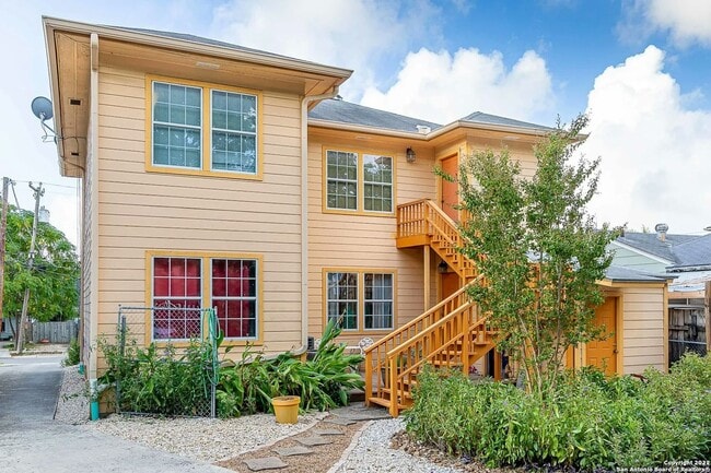 Building Photo - 611 W Ridgewood Ct