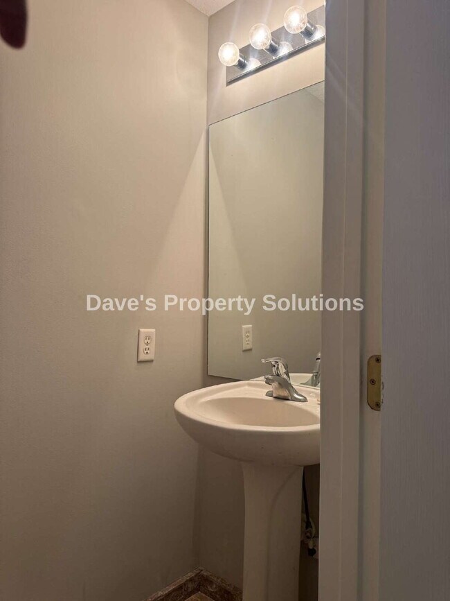 Building Photo - Beautiful and Spacious Townhome