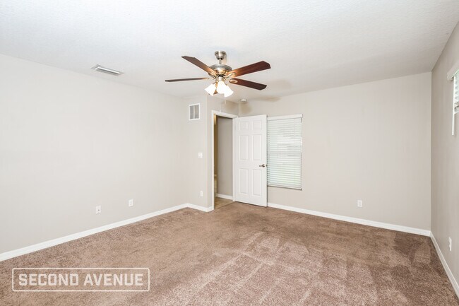 Building Photo - 846 Carnation Ave SE