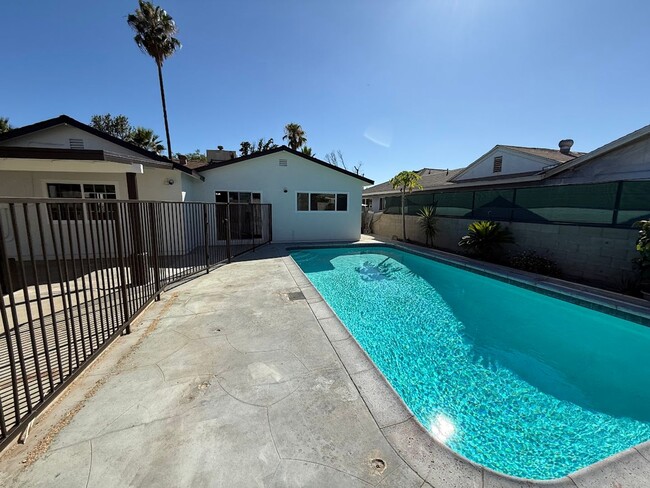 Building Photo - Beautiful 4 Bedroom, 2 Bathroom Arleta Hom...