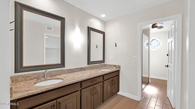 Building Photo - 7500 N Vía Camello Del Sur