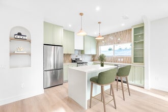 Building Photo - 1237 N Orange Grove Ave