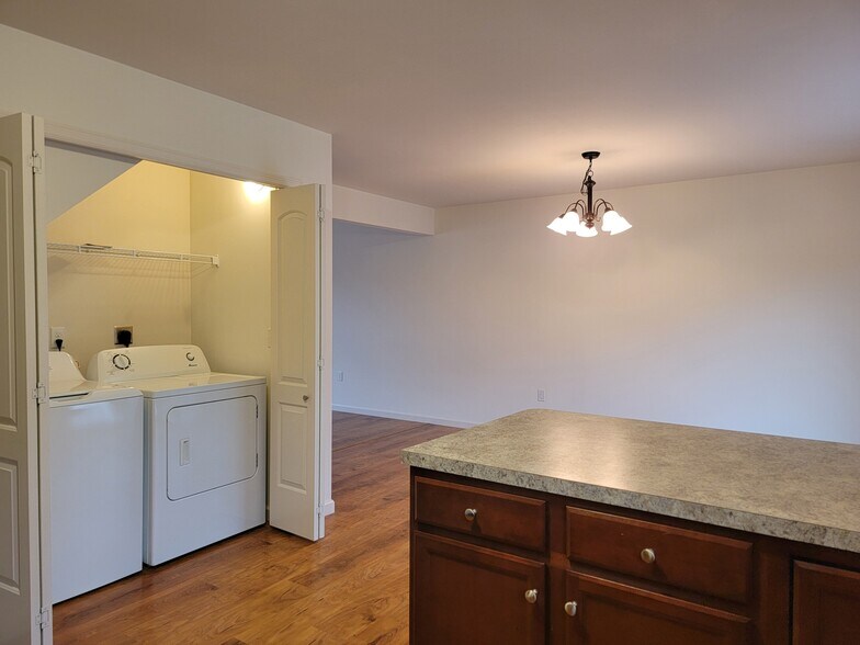 Building Photo - 647 Winding Ln