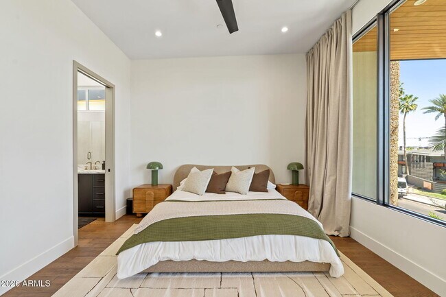 Building Photo - 6916 E 2nd St