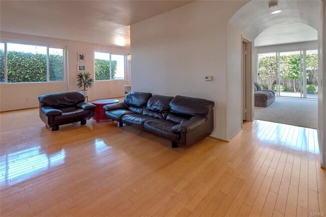Building Photo - Executive Town Home in Central Torrance