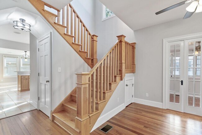 Building Photo - 313 St George St