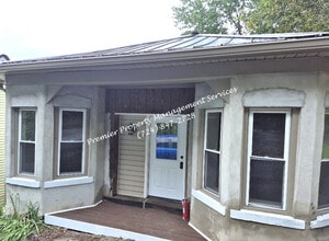 Building Photo - 3304 42nd Ave