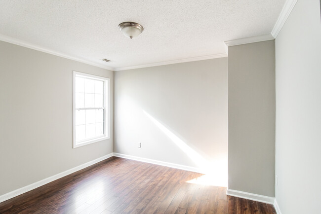 Building Photo - Inviting 3-Bedroom Home