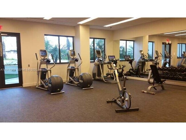 Building Photo - 999 SW 1st Ave