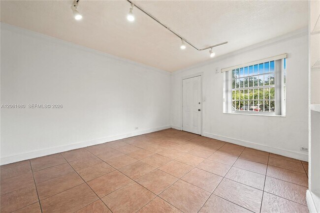 Building Photo - 1610 NW N River Dr