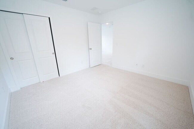 Building Photo - 128 Kingswood Cir