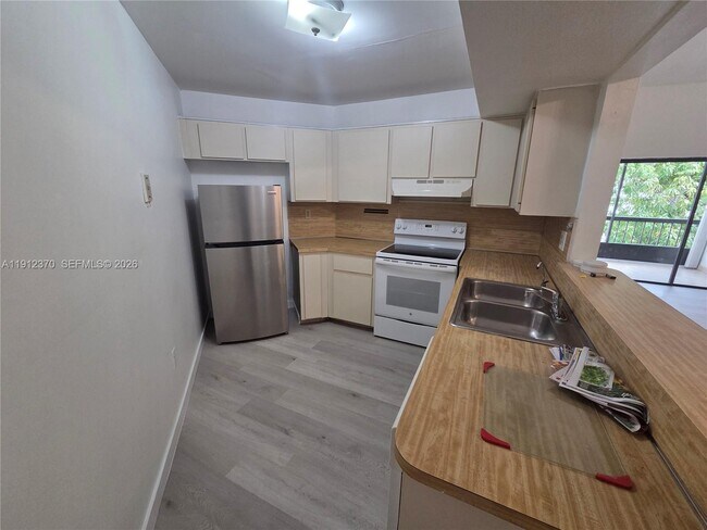 Building Photo - 9433 Fontainebleau Blvd