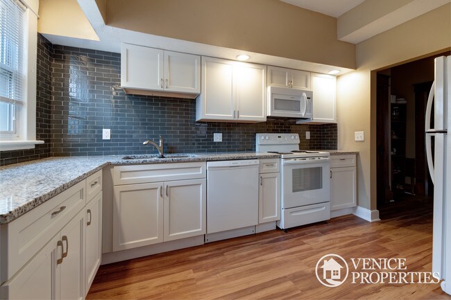 Building Photo - 2168 Summit St