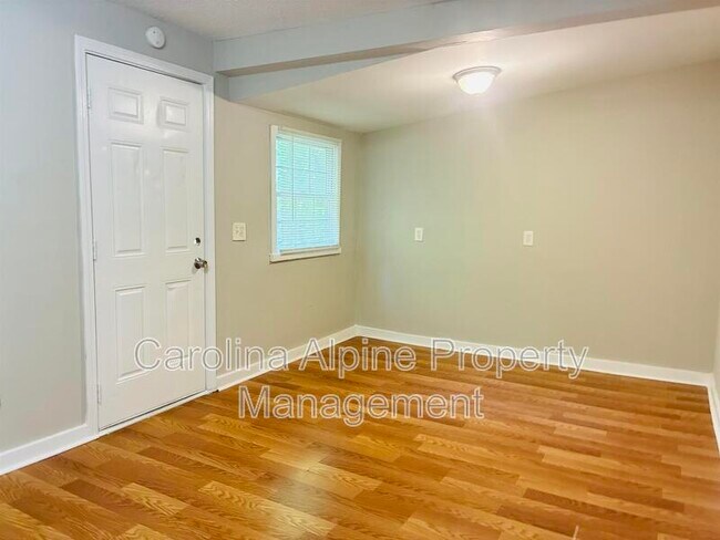 Building Photo - 407 Digh St