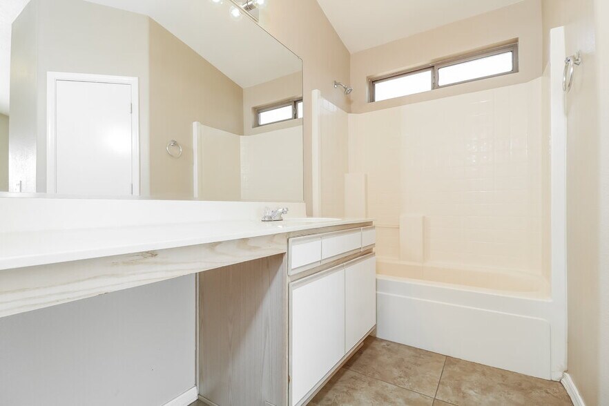 Building Photo - 9015 W Roanoke Ave