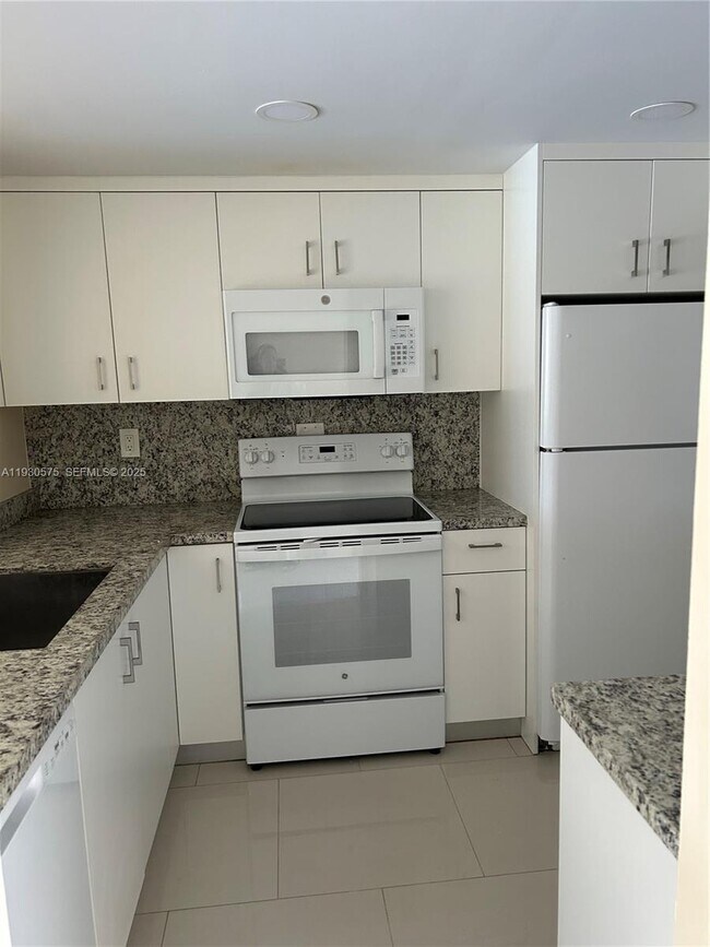 Building Photo - 7910 N Colony Cir