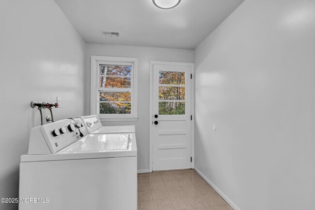 Building Photo - 16 Burdge Dr