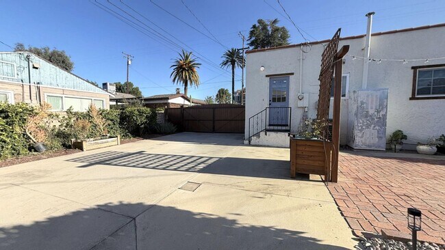 Building Photo - 1054 W Clifton Ave