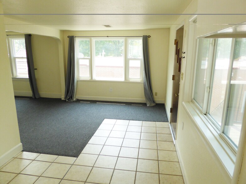 Building Photo - 327 S Sherwood St