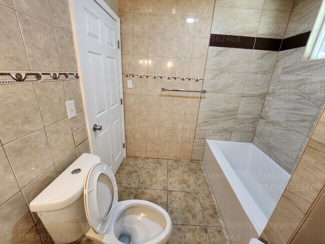 Building Photo - 3 bedroom 1 bathroom near Oswell St/ Virginia Ave