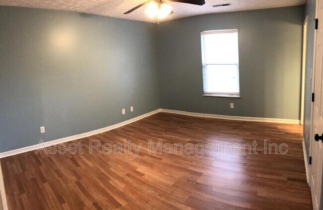 Building Photo - 5616 Jamaica Ln