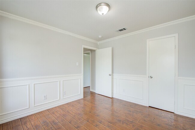 Building Photo - 2306 Pine Cone Dr