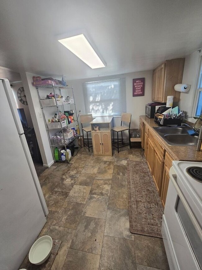 Building Photo - South Tacoma 1bdr w/ separte drive & huge fenced yard