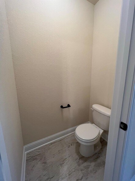 Building Photo - 704 Falkland Trace