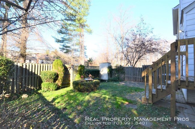 Building Photo - Charming End Unit by Huntsman Lake!