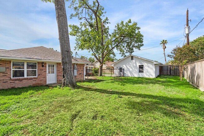 Building Photo - 2034 Millwood Dr