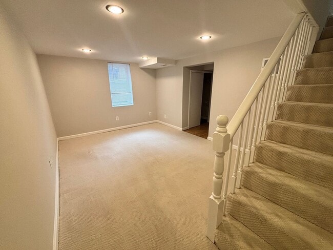Building Photo - 2705 Fort Dr
