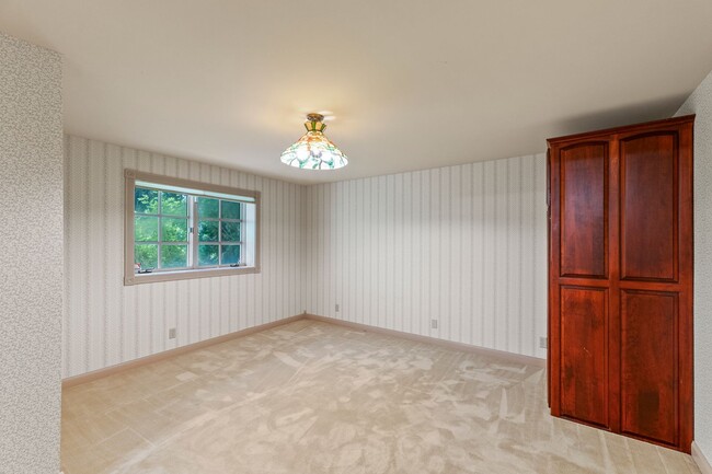 Building Photo - "Experience Luxury Living: Expansive 4-Bedroom Retreat Estate with Scenic Views and Elegant Finis...