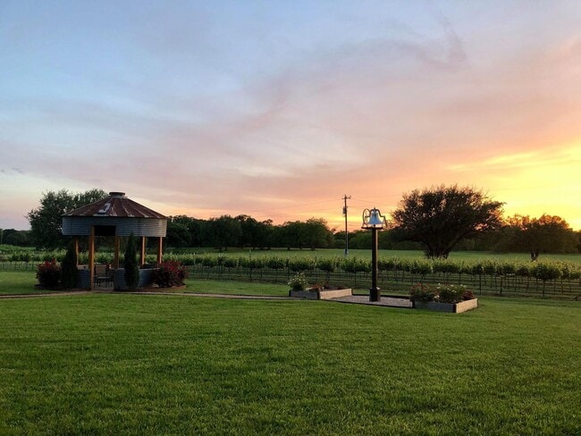 Building Photo - ONE-STORY Home in Marble Falls - 2932 SF with THREE-CAR GARAGE - On a CUL-DE-SAC!