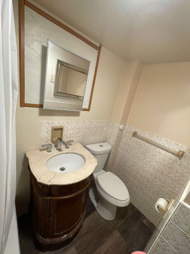 Building Photo - Spacious 3 bedroom with Off street parking!