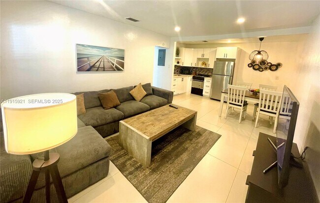 Building Photo - 1211 NE 15th Ave