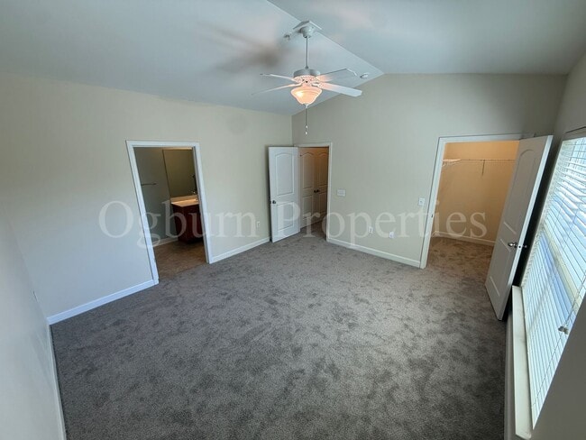 Building Photo - 2BR/2BA Condo, Convenient to University Pkwy & Hwy 52