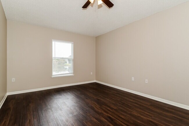 Building Photo - 65 Reeding Ridge Dr W
