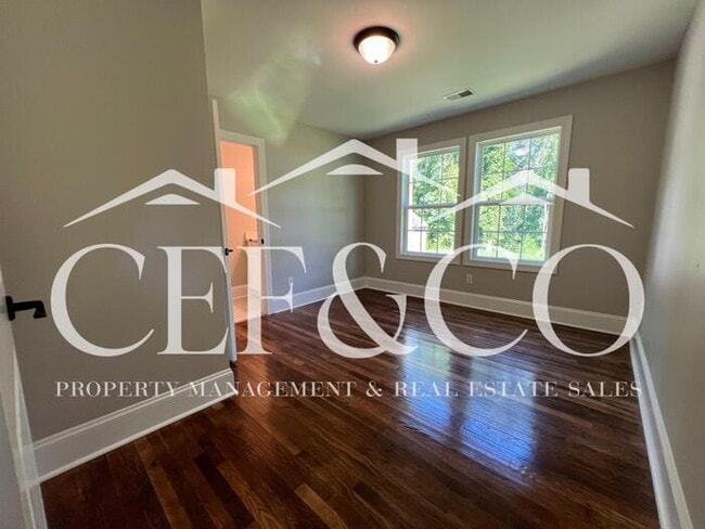 Building Photo - Spacious 3 bedroom home now available in Spartanburg!