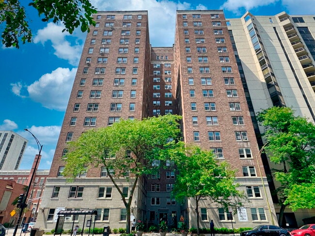 Building Photo - 1100 N La Salle Dr
