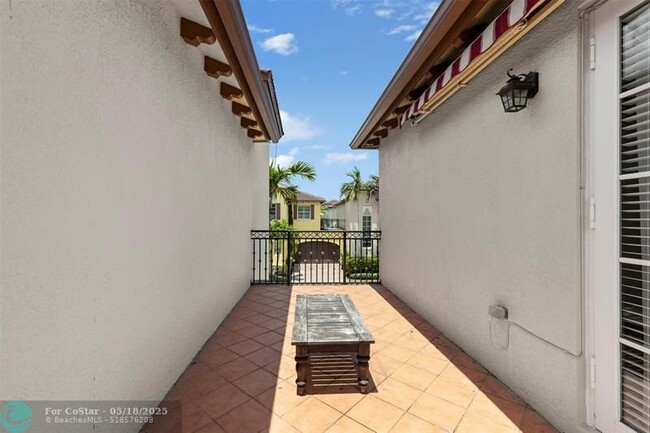 Building Photo - 105 Via Floresta Dr