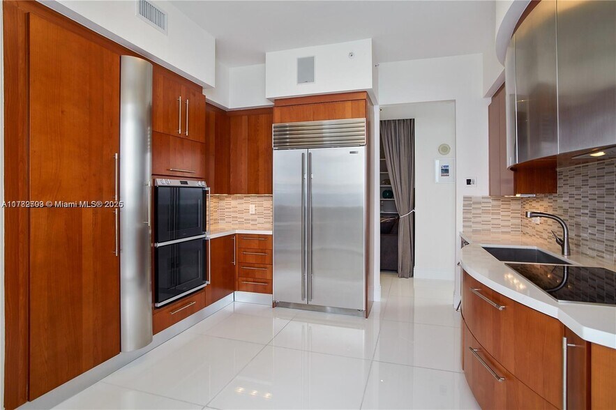 Building Photo - 18101 Collins Ave