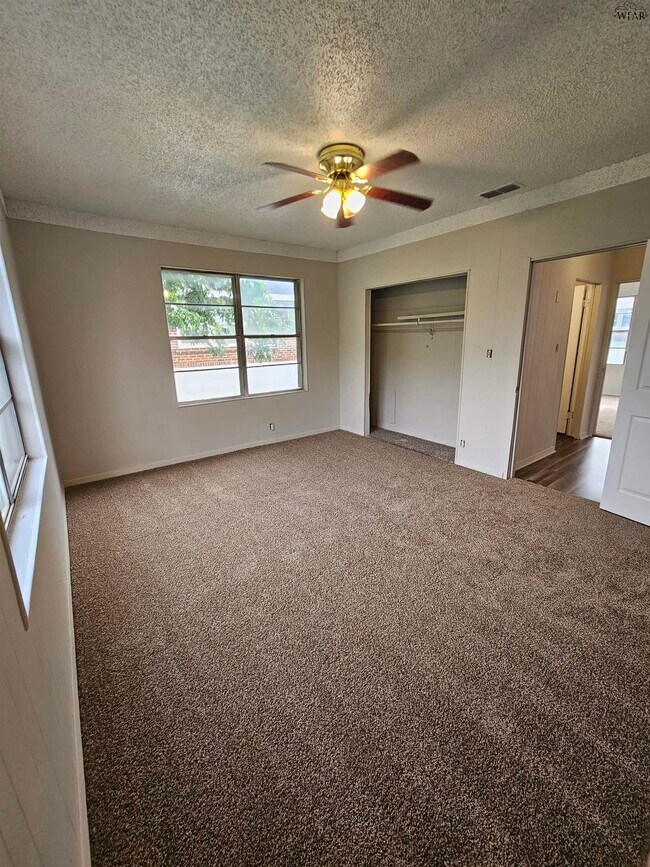 Building Photo - 1613 Beverly Dr